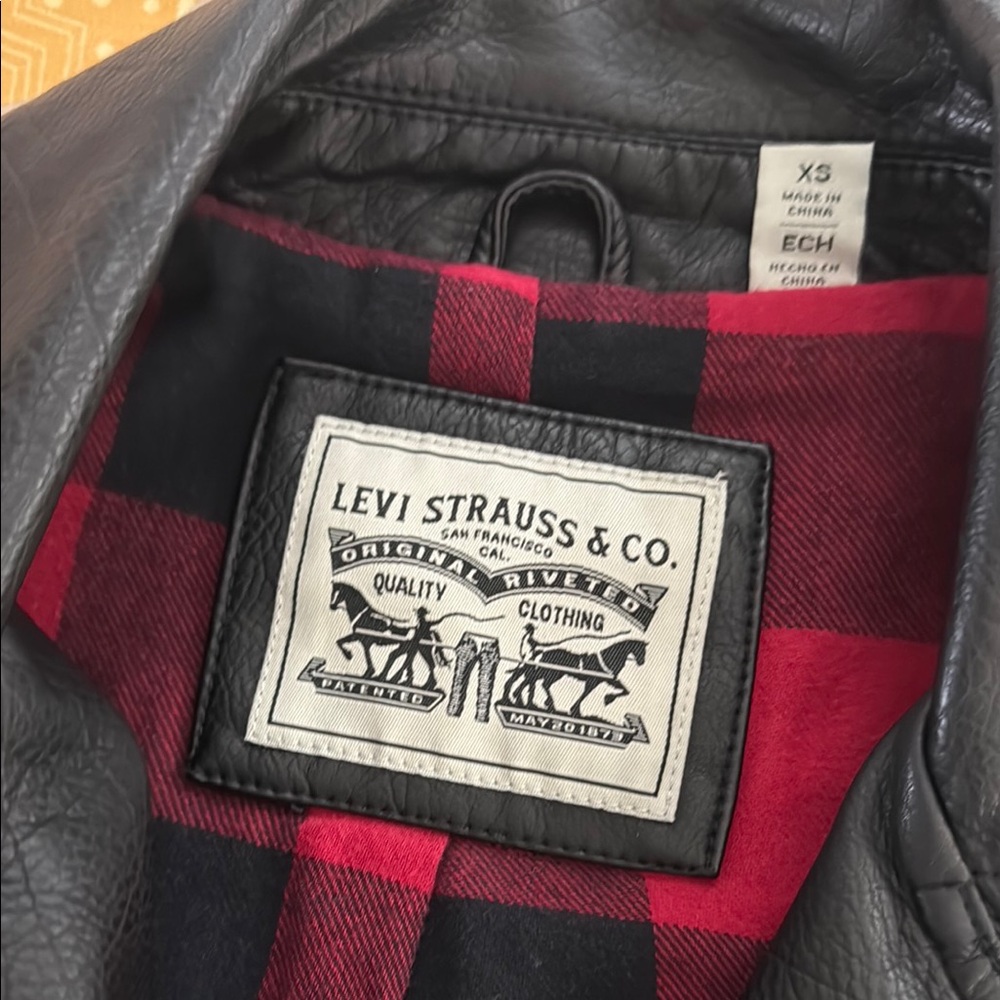 Levi’s Black Faux Leather Jacket - Picture 3 of 15